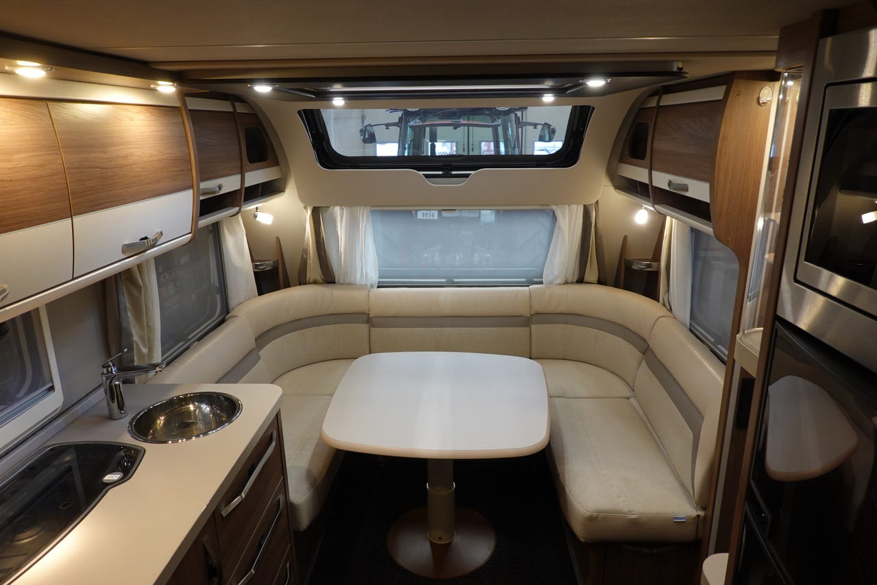 Salon intérieur de la Knaus Scandinavian Selection 750 UFK