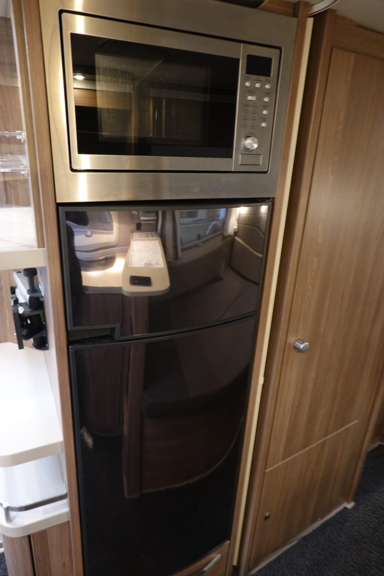 Cuisine de la Knaus Scandinavian Selection 750 UFK avec hotte