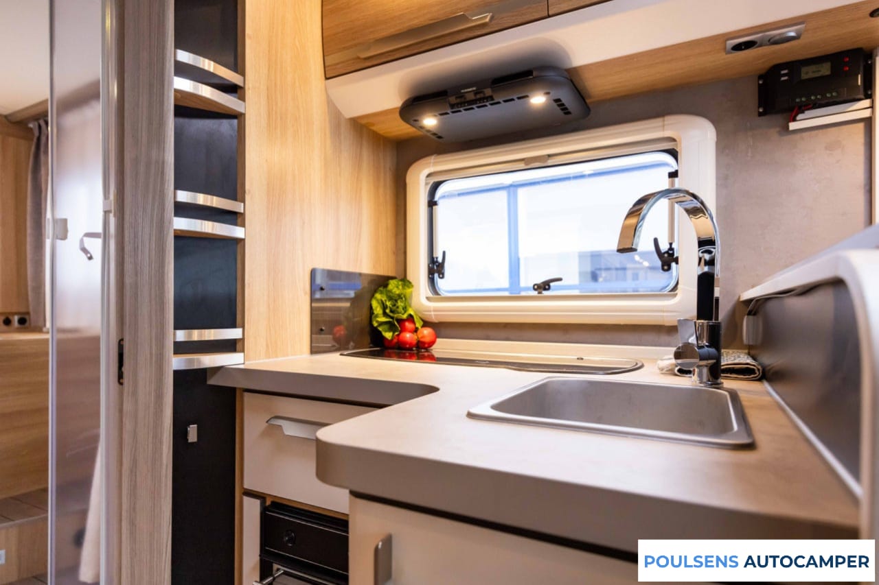 Cuisine du Knaus SKY I 700 2017 avec four et rangements