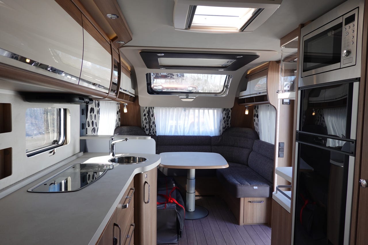 Salon intérieur de la Knaus Südwind 580 UE Scandinavian