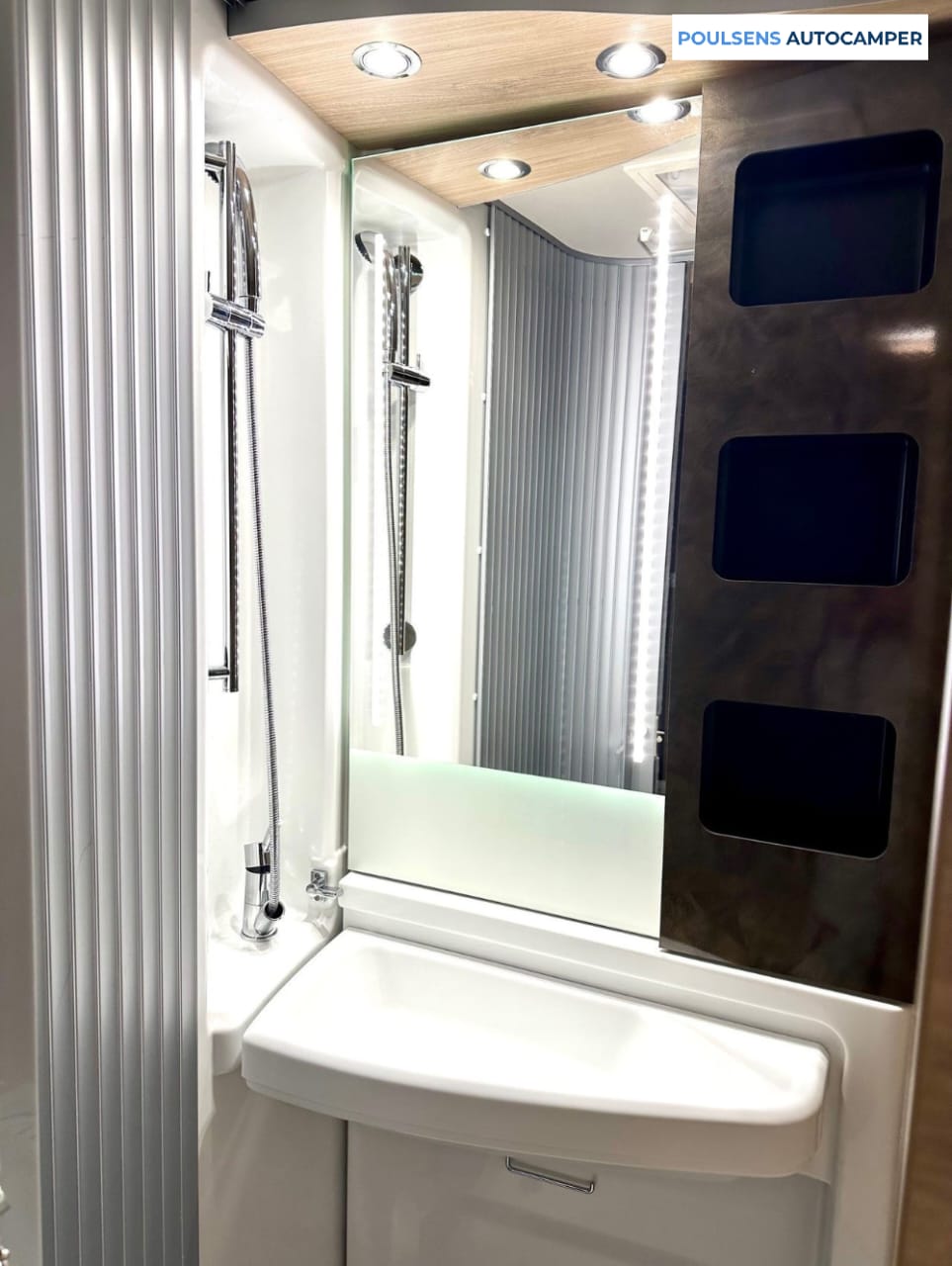 Salle de bain du camping-car semi-intégré Knaus VAN TI PLUS 650 MEG Platinum Selection 2026 avec douche et lavabo