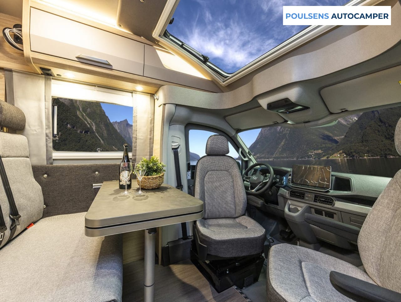 Salon intérieur du camping-car semi-intégré Knaus VAN TI PLUS 650 MEG Platinum Selection 2026 avec banquettes et éclairage LED