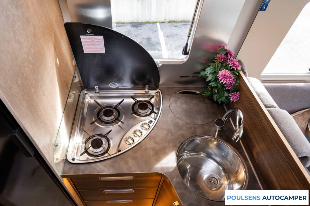 Cuisine du Laika Ecovip 3019 2021 avec réfrigérateur et rangements