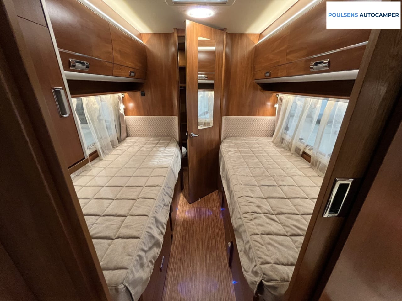 Espace couchage du Laika Ecovip 419 avec lit central et lit pavillon