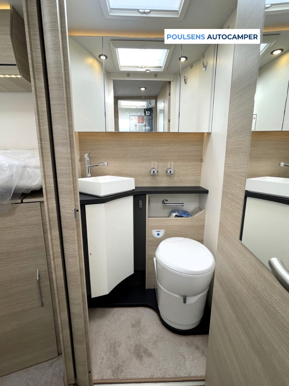 Salle de bain du Rapido 866F avec douche séparée