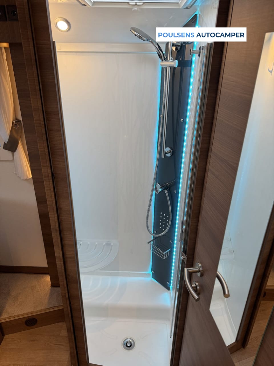 Salle de bain du Rapido I190 Distinction avec douche séparée