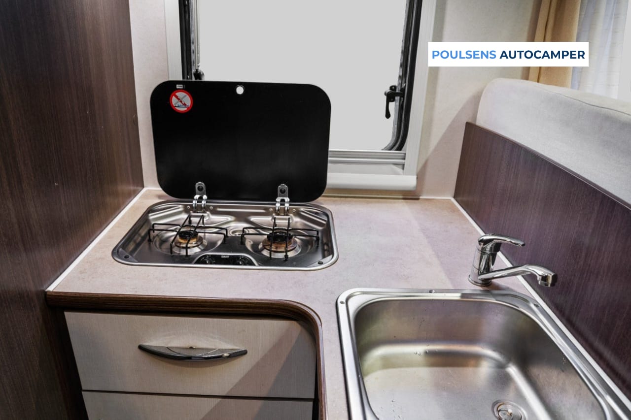 Cuisine du Rimor 97F3 avec réfrigérateur et congélateur