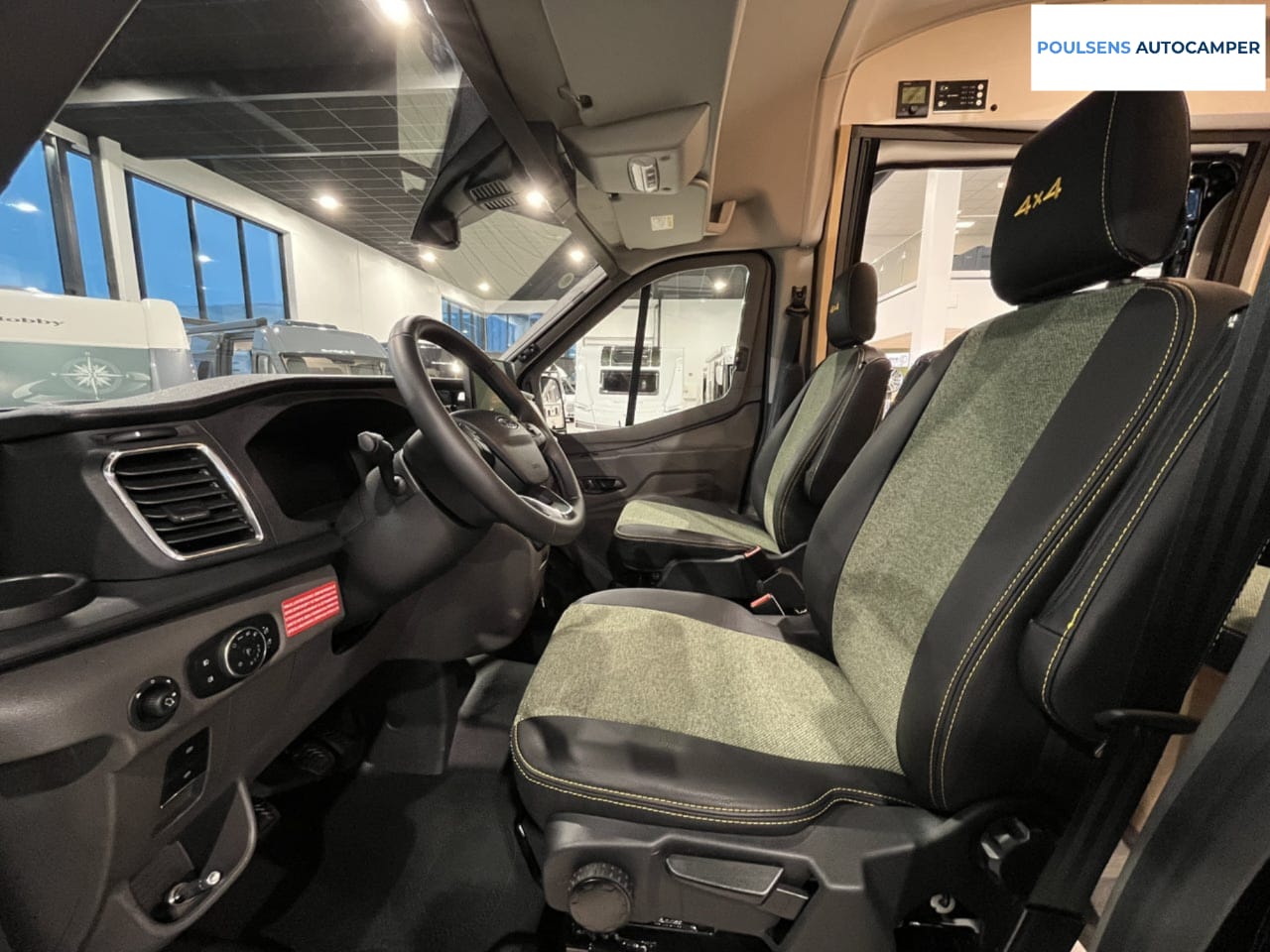 Cabine avant du Sunlight Cliff 590 4x4 Green Trek
