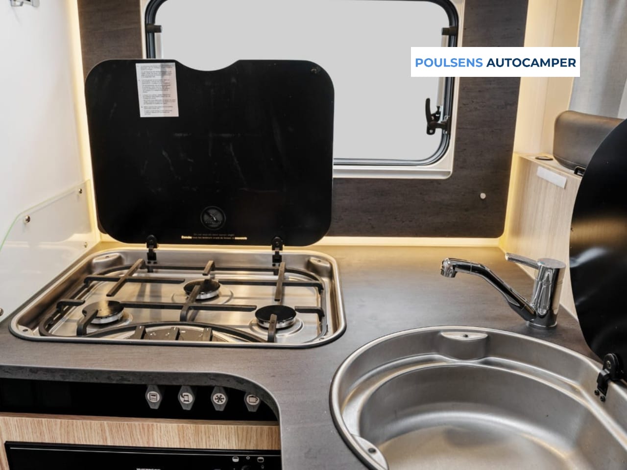 Cuisine du Sunlight I68 avec réfrigérateur et congélateur