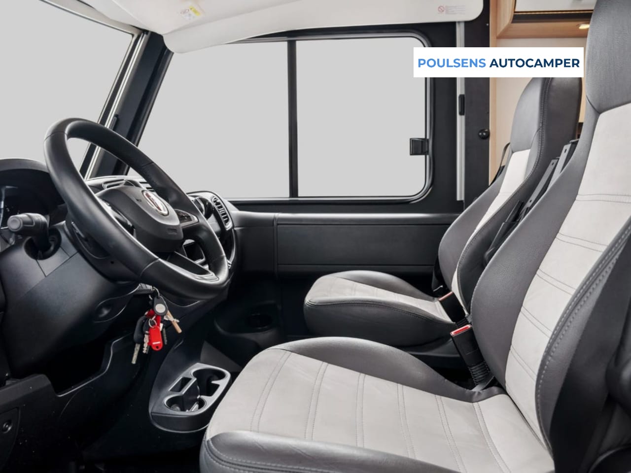 Cabine avant du Sunlight I68 avec tableau de bord Fiat