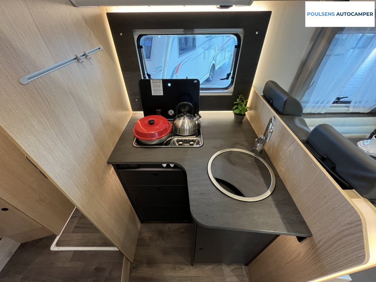 Cuisine du Sunlight T 68 Adventure Edition avec réfrigérateur et congélateur