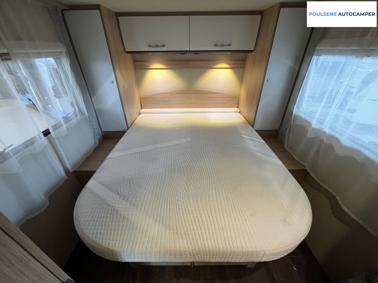 Espace couchage du Sunlight T 69 L avec lit central et lit pavillon
