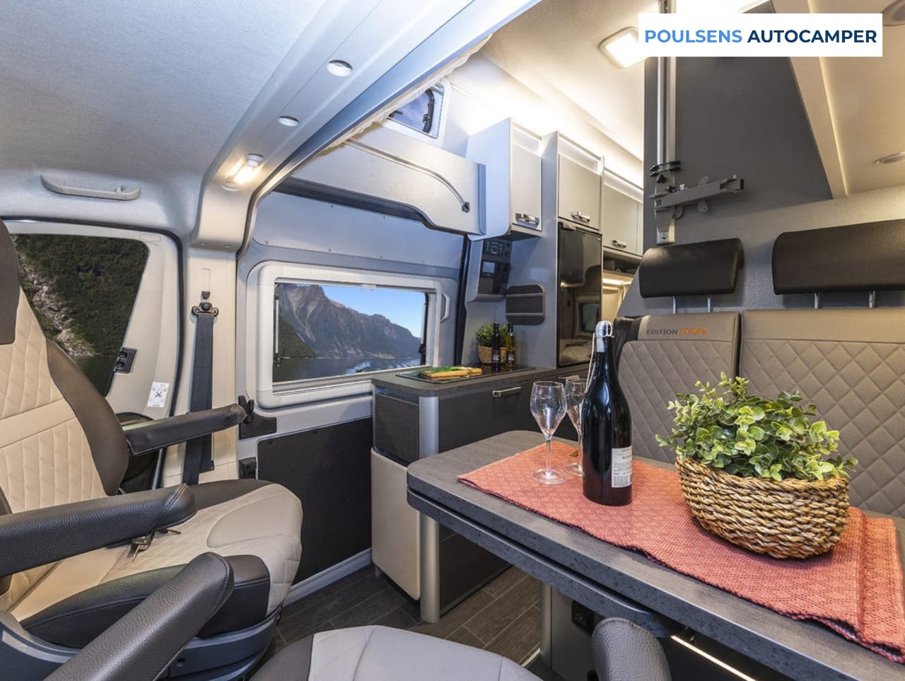 Salon intérieur du camping-car urbain Weinsberg CARABUS Grey Edition Fire 600 MQ 2026 avec banquettes et table centrale
