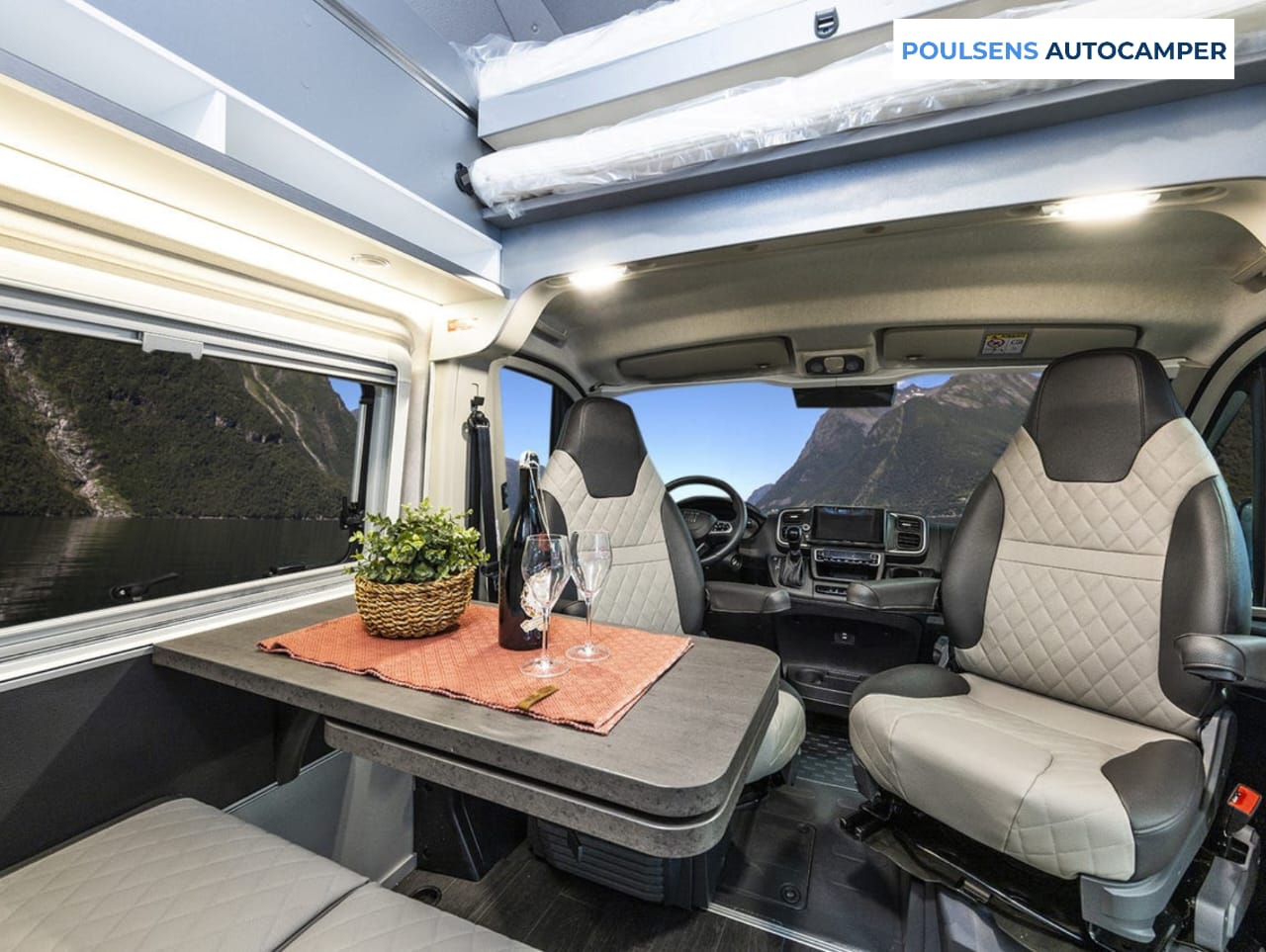 Salon intérieur du camping-car semi-intégré Weinsberg CARASUITE 700 DX 2026 avec banquettes et éclairage LED