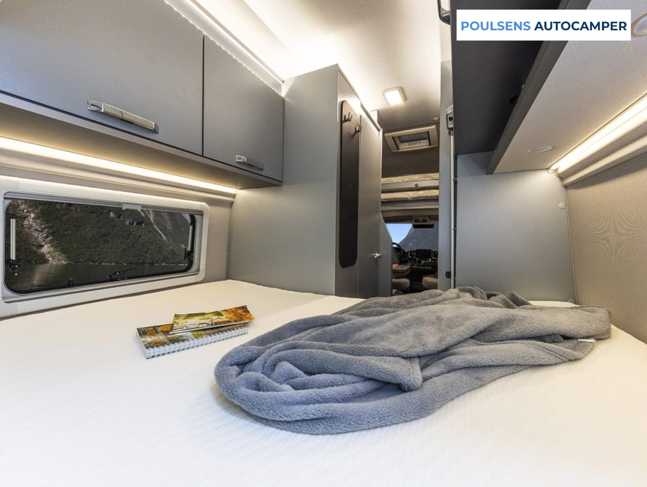 Espace couchage du camping-car urbain Weinsberg CARABUS Grey Edition Fire 600 MQ 2026 avec 3 couchages confortables et fenêtre