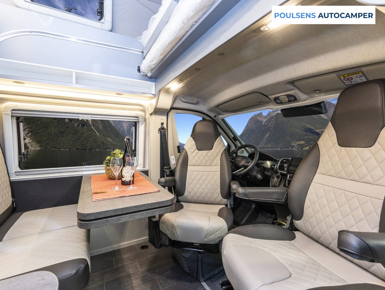 Salon intérieur du camping-car urbain Weinsberg CARABUS Grey Edition Fire 600 MQH 2026 avec banquettes et éclairage LED