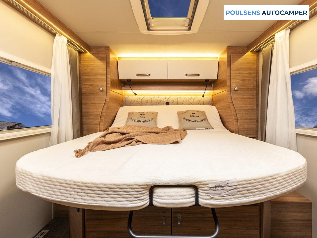 Espace couchage du camping-car semi-intégré Weinsberg CARASUITE 700 DX 2026 avec 3 couchages confortables