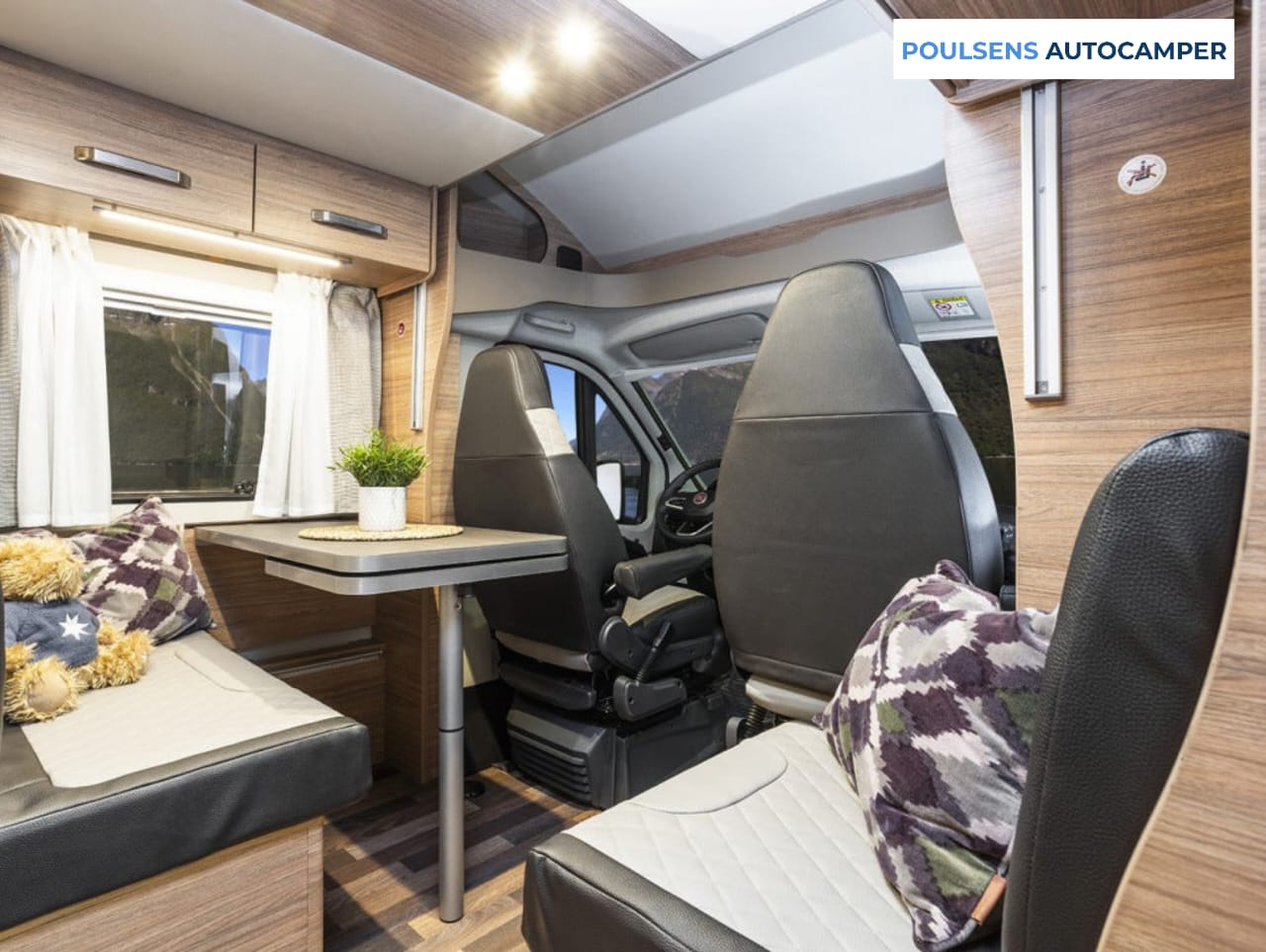 Salon intérieur du camping-car semi-intégré Weinsberg CARASUITE 700 ME 2023 avec banquettes, éclairage LED et tissu Fifty Shades